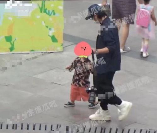 狗仔爆料生俩孩子视频,明星夫妇甜蜜公开二胎喜讯，温馨视频曝光幸福瞬间